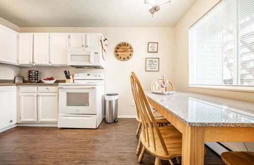 Rockrimmon Condo | ❤Cozy in the Springs! 2 BR, Kitchen. 4 Guests!❤