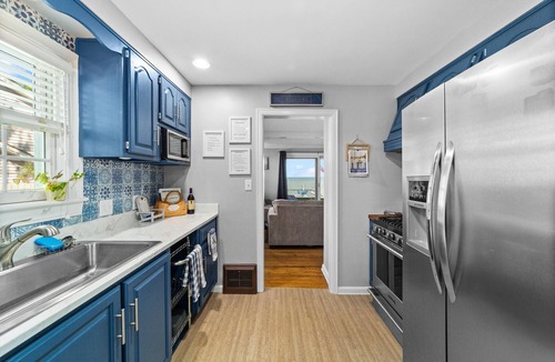 Vermilion House | Cozy lake house with spectacular views and private access to the lake