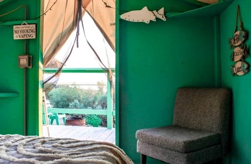 Bridgeport RV Rental | Cozy Lakeside Glamping Cabin with Mountain Views near Eastern Sierra, California