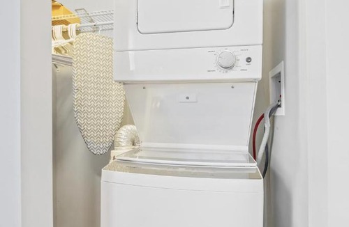 Little Italy Apartment | Cozy Little Italy Apt Fast Wifi Pet Friendly