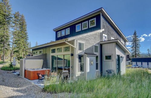 Rendezvous House | Cozy Modern Cabin w/Hot Tub - Minutes to Ski Area