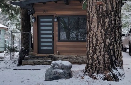 Crestline Cabin | Cozy modern little cabin in Crestline