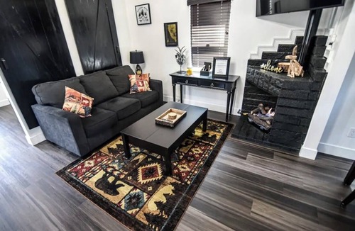 Crestline Cabin | Cozy modern little cabin in Crestline