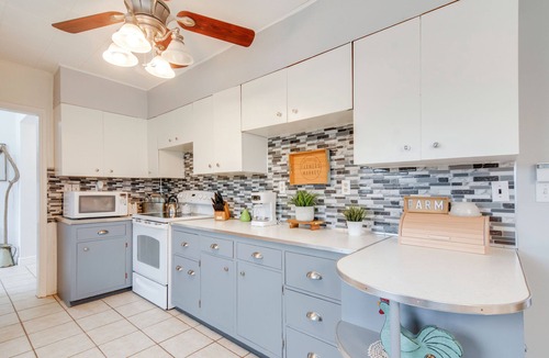Ferron House | Cozy Mtn-View Retreat w/Yard: Near Hiking & Golf!