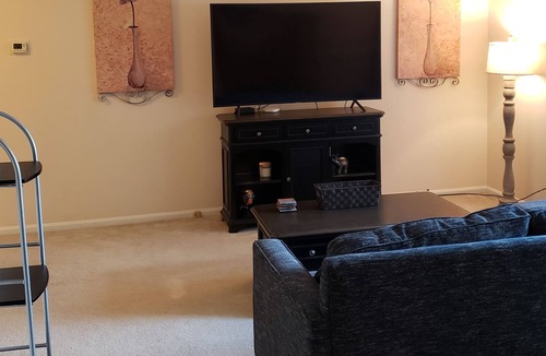 North Olmsted Condo | Cozy North Olmsted Condo Near Everything!