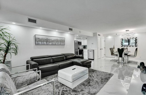 Mid Beach Apartment | Cozy Ocean View Condo/Beach Service & Pool/808