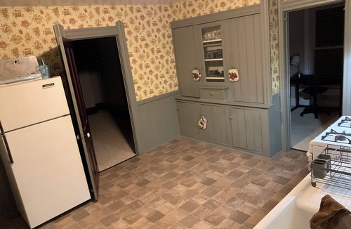 Tremont House | Cozy one bedroom with great access to downtown, and near by shopping!