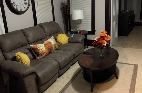 Tremont House | Cozy one bedroom with great access to downtown, and near by shopping!