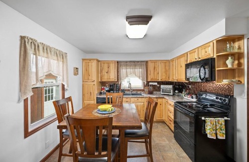 Almont House | Cozy Port Clinton Getaway with Hot Tub