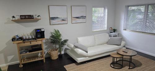 North Central Hollywood House | Cozy private 2BR Home with Outdoor space and BBQ grill