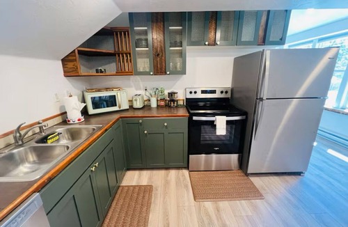 Montrose House | Cozy Remodeled Downtown 2 Story Carriage House!