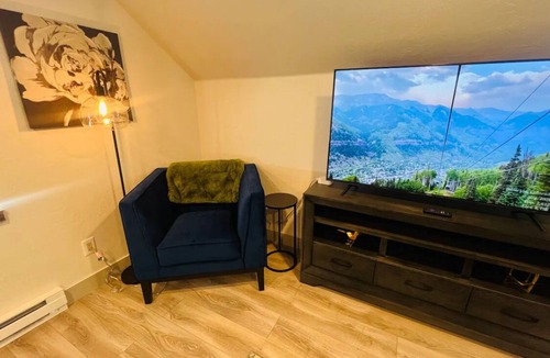 Montrose House | Cozy Remodeled Downtown 2 Story Carriage House!