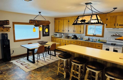 Drake House | Cozy RIverside Cabin in Drake- 2 miles to Estes Park!