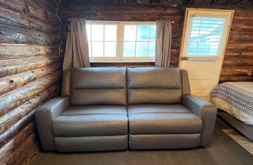 Sevier County Cabin | Cozy Rustic Cabin in the City