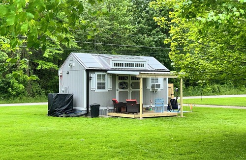 Geneva Cabin | Cozy Shed-Teau in Geneva + Firepit