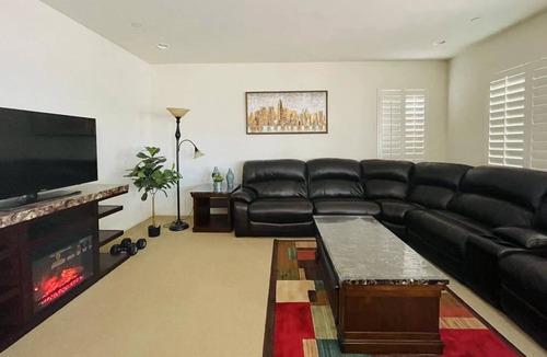 Riverpark House | Cozy single family house with large back yard