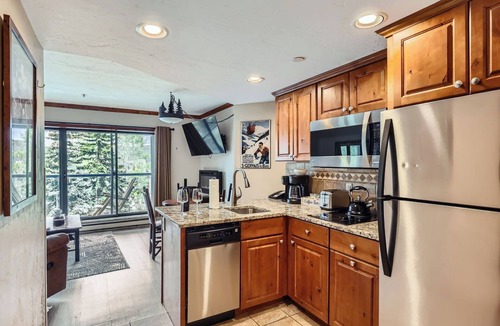 Peak 9 Apartment | Cozy Ski-In/Out Studio In Building 4 | Kitchen | Hot Tubs, Dog Friendly