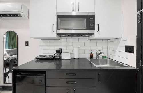 West Avenue Hotel | Cozy SoBe Studio | Free Parking & More