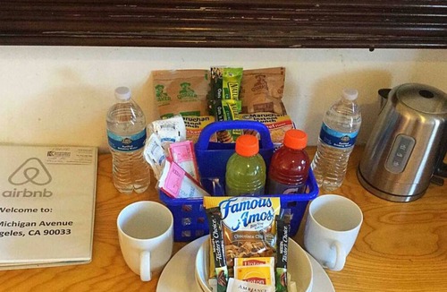 Boyle Heights Apartment | Cozy Studio Near Downtown LA AC WiFi Snacks!