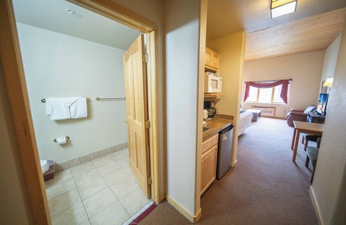 Mountain House Condo | Cozy Studio, Perfect for A Summer Getaway!