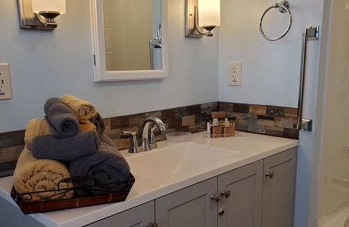 Sharon Apartment | Cozy Upper Cottage - 1 Bdrm, 1 Bath upper level apartment with private entrance.