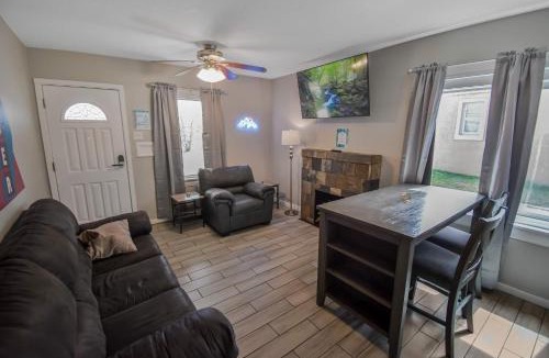 East Colfax Apartment | Cozy upper unit great for family visiting Zoo medica campus and downtown