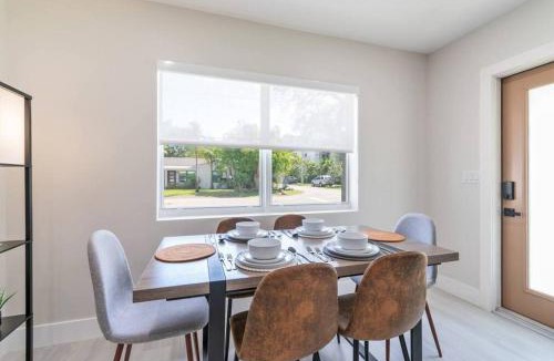 Lake Ridge House | Cozy Victoria Park Retreat Unit 3 - Las Olas Beach