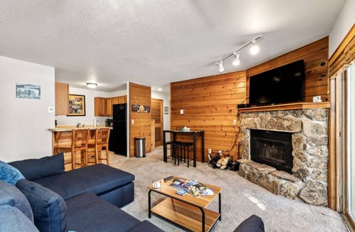 Steamboat Springs Condo | Cozy Winter Stay! Fireplace, hot tub and bus route