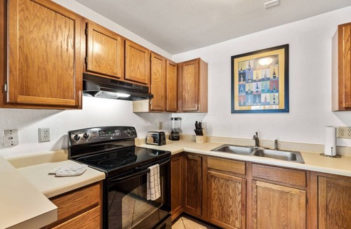 Steamboat Springs Condo | Cozy Winter Stay! Fireplace, hot tub and bus route