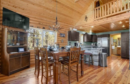 Florissant Cabin | Cozy Wooded Log Cabin | Hot Tub | Wood Stove | Games