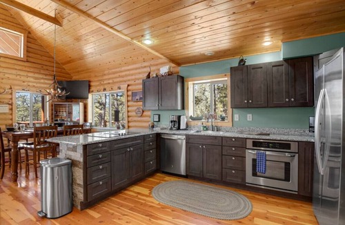 Florissant Cabin | Cozy Wooded Log Cabin | Hot Tub | Wood Stove | Games