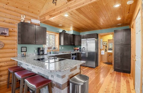 Florissant Cabin | Cozy Wooded Log Cabin | Hot Tub | Wood Stove | Games