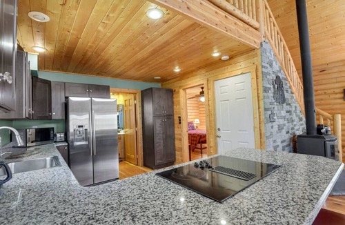 Florissant Cabin | Cozy Wooded Log Cabin | Hot Tub | Wood Stove | Games