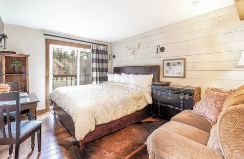 Four O'Clock Apartment | Creek. Cozy Romantic Getaway. Ski in. Pool Hot Tub