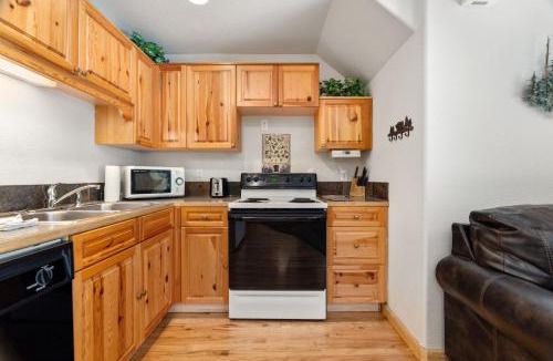 Fall River Estates Apartment | Creekside Condos D by Estes Park Condos