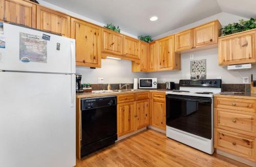 Fall River Estates Apartment | Creekside Condos D by Estes Park Condos