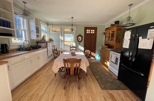 Silverton House | Creekside Side Pet Friendly Retreat