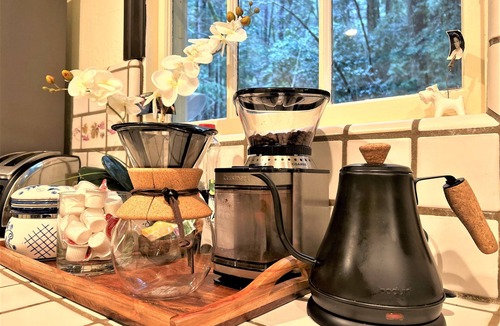 Ben Lomond House | Creekside Vacation Villa, FirePit, Gazebo,Patio, Santa Cruz Downtown & Beach