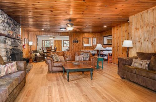 North Wawona House | Cub House- Remodeled cabin INSIDE Yosemite with new hot tub and more