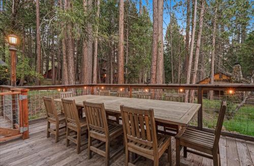 North Wawona House | Cub House- Remodeled cabin INSIDE Yosemite with new hot tub and more