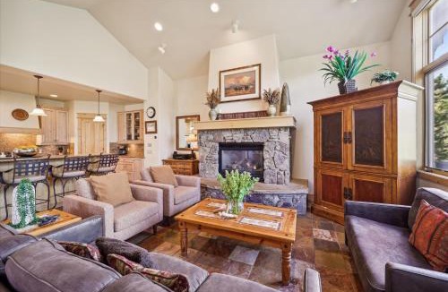 Peak 8 House | Cucumber 44 In the exclusive Shock Hill Neighborhood, Gondola Access, Pet friendly, Hot Tub