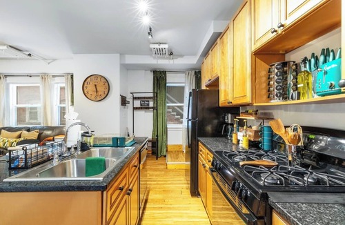 Cleveland Apartment | Curated 2BR in Cleveland’s coveted Cedar-Fairmount district—steps from Case Western, University Cir, museums/fine dining. Ideal for medical & business pros, families, students, or extended stay seeking style, comfort, & a walkable, upscale location.