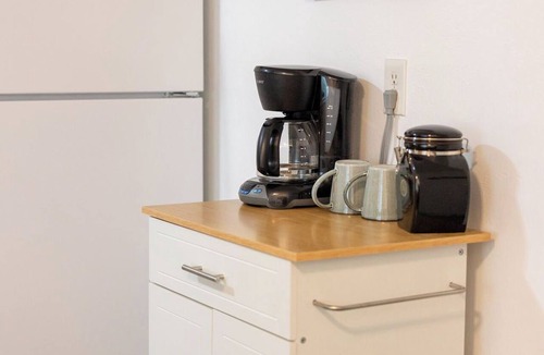 Cimarron Hills Apartment | Custom 2-bedroom, Full kitchen. apartment located East Colorado Springs.
