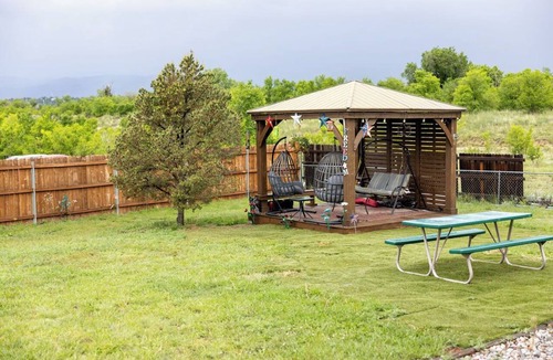 Cimarron Hills Apartment | Custom 2-bedroom, Full kitchen. apartment located East Colorado Springs.