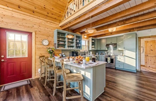 Valley of the Sun Cabin | Custom Craftsman Chalet🏡Fenced Yard for Pets🍃Aspens, Hot Tub 💰$0 Cleaning & Pet Fee