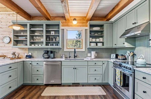 Valley of the Sun Cabin | Custom Craftsman Chalet🏡Fenced Yard for Pets🍃Aspens, Hot Tub 💰$0 Cleaning & Pet Fee