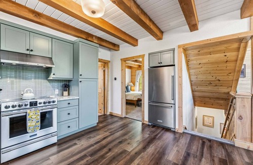 Valley of the Sun Cabin | Custom Craftsman Chalet🏡Fenced Yard for Pets🍃Aspens, Hot Tub 💰$0 Cleaning & Pet Fee