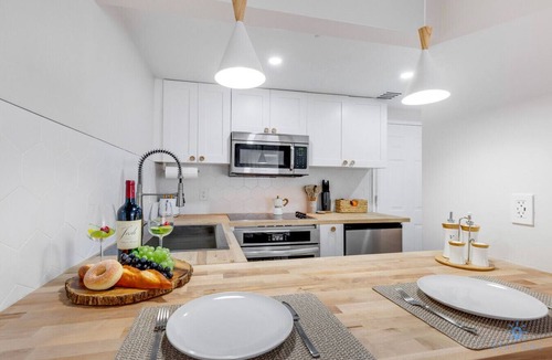North Beach Apartment | Cute Beach Apt, 2 blocks to Sand & Collins Park