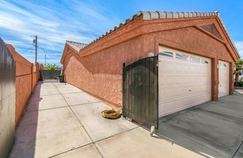 Lake Havasu City Villa | Date Row Gem - Pool, Spa, Corner Lot, BBQ, Comfort