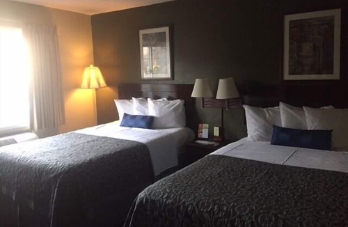 Lakewood Hotel | Days Inn by Wyndham Cleveland Lakewood